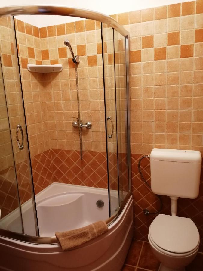 Bed and Breakfast Karpatia Panzio Esztergom Esterno foto