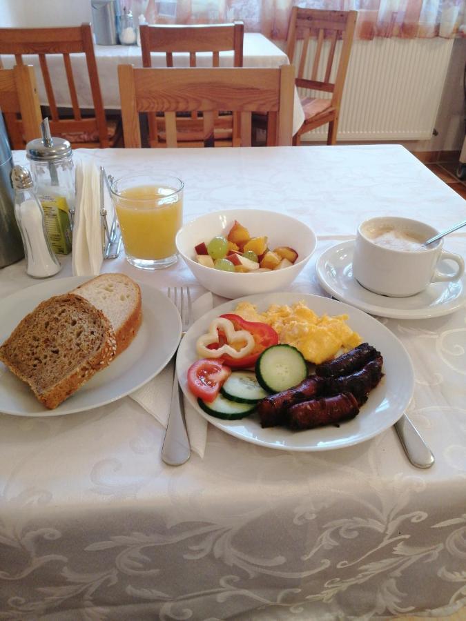 Bed and Breakfast Karpatia Panzio Esztergom Esterno foto